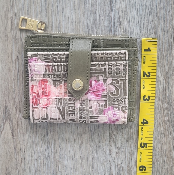 Steve Madden Olive and Pink Floral Card Wallet - Picture 6 of 6